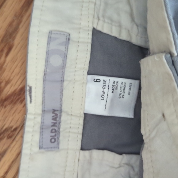 Old Navy Low Rise Gray Khaki Shorts Women's Size 6 - Picture 3 of 7